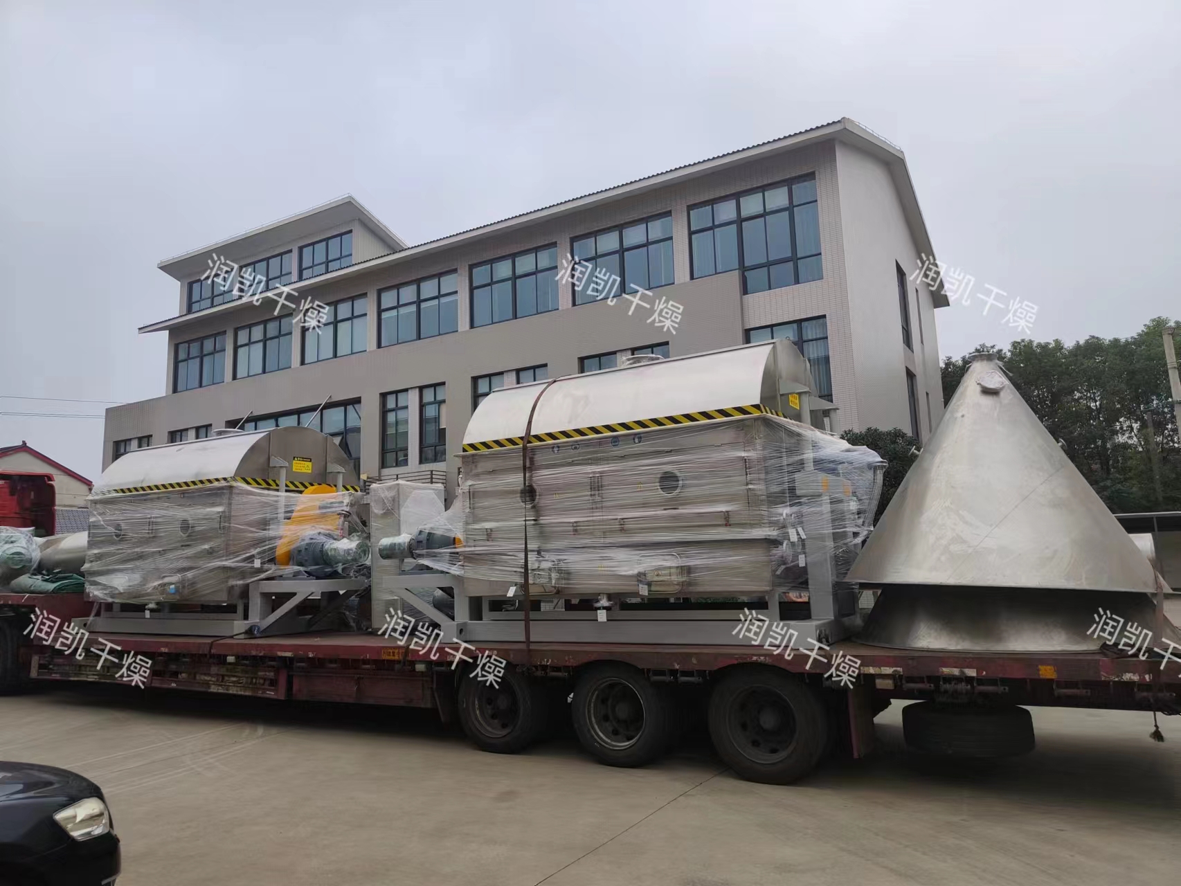 宁夏某集团公司订购的2套振动流化床和2套滚筒干燥机已顺利发货。