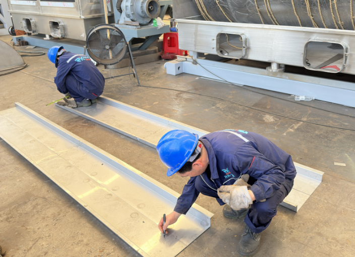 酷暑不减热情：夏日车间生产忙不停